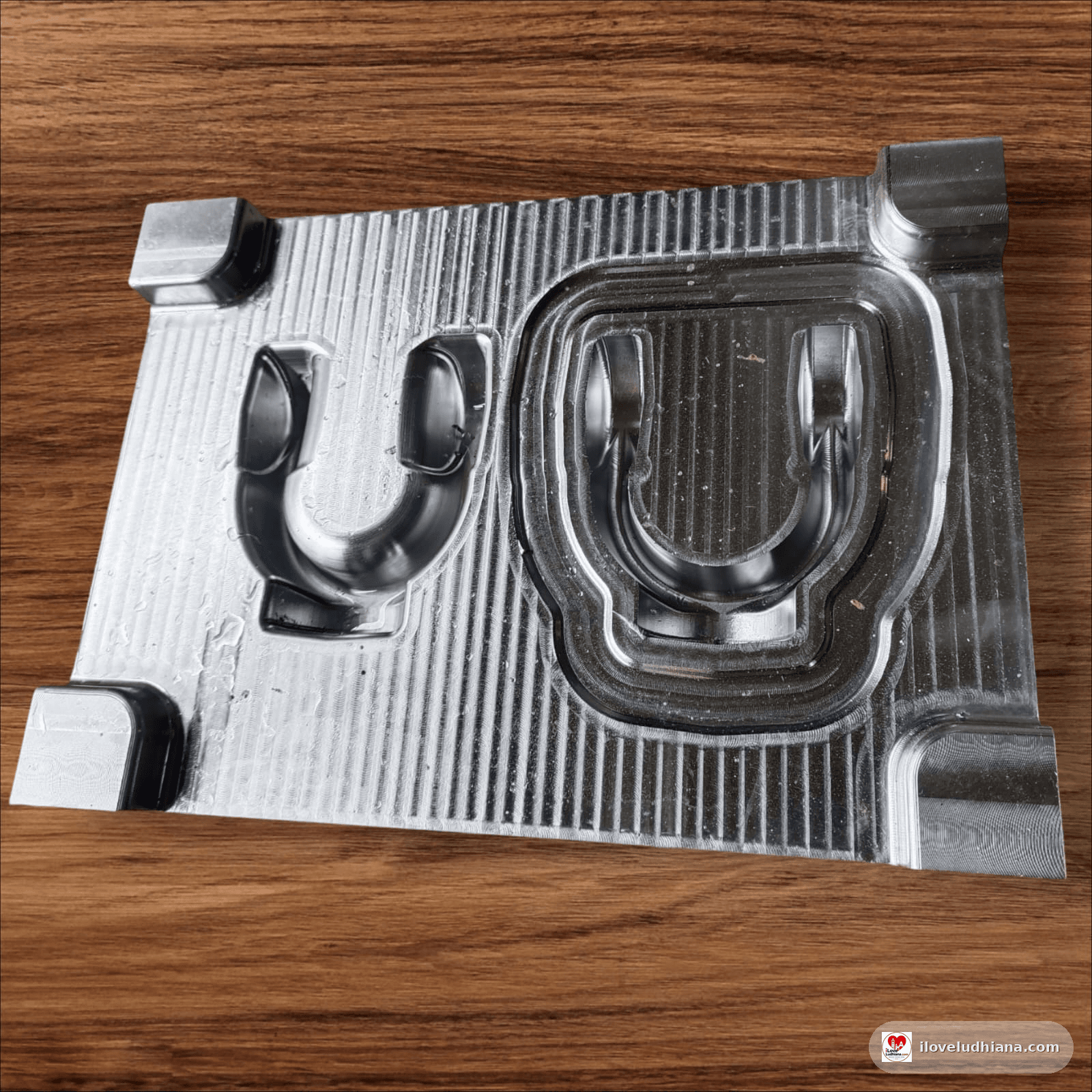 FORGING DIE