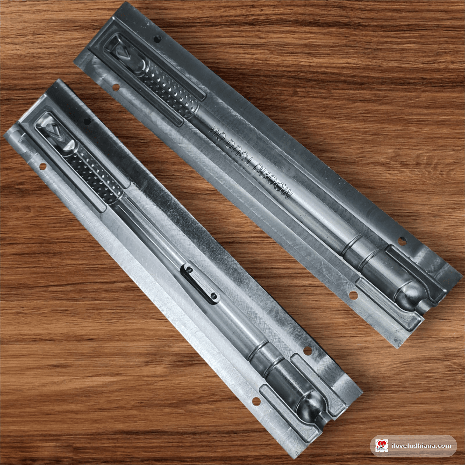PLASTIC MOLDING DIE
