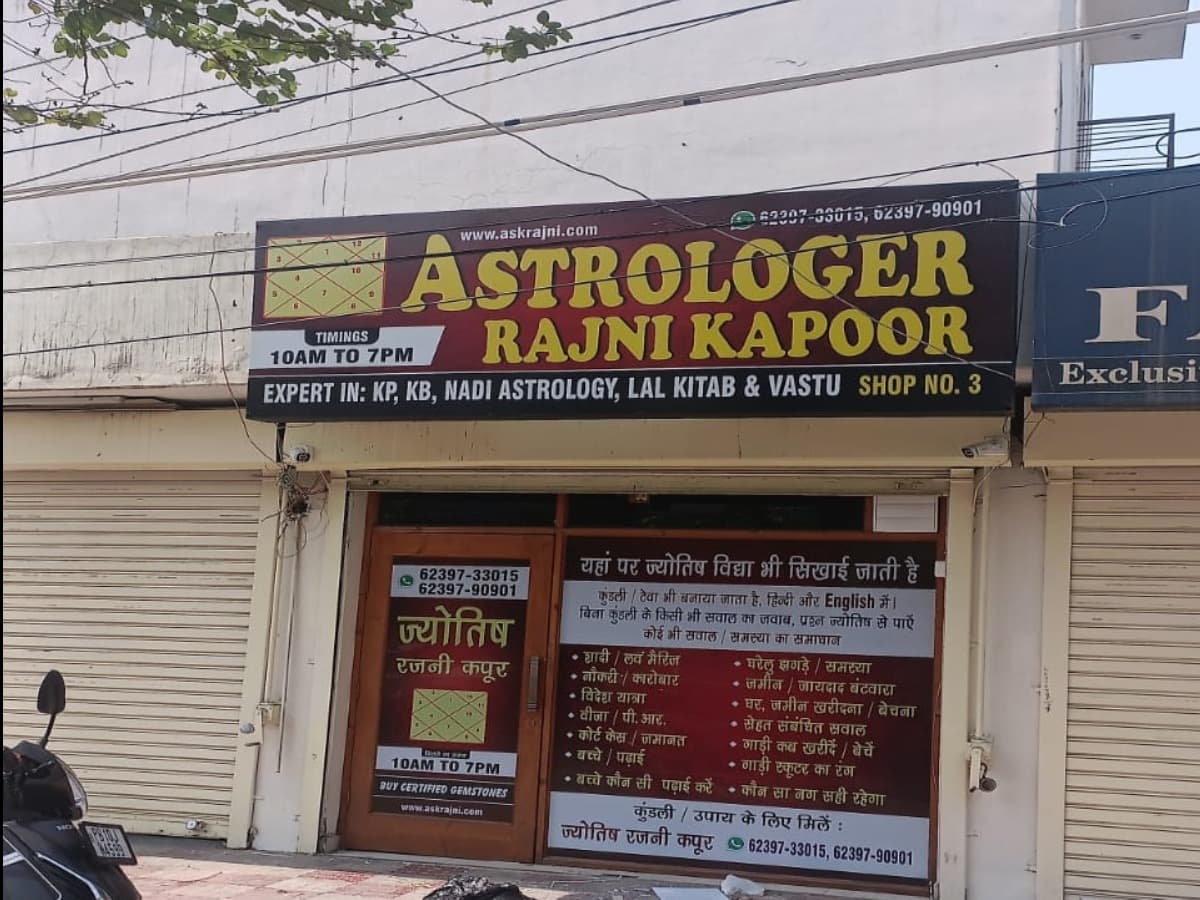 Astrologer Rajni Kapoor